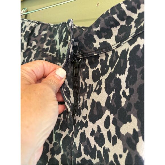 Isaac Mizrahi 14 Women's Stretch 5 Inch Tailored Trouser Shorts in a distressed - Picture 3 of 7